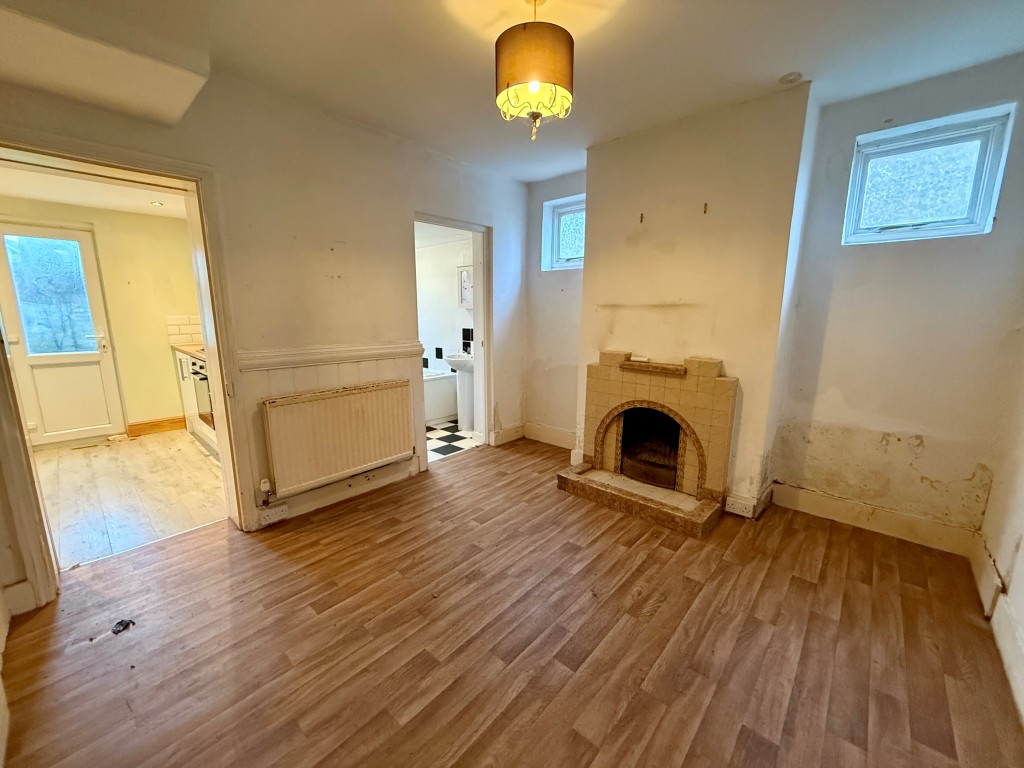 Lot: 160 - END-TERRACE HOUSE IN TOWN CENTRE - Dining room